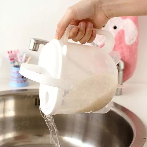 正在廚房做飯的時候,有人從背后抱住你,你會不會給他一鏟子